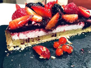 Tarte, galette aux fruits rouges, aux amandes, et fromage blanc, par Accro de gateaux