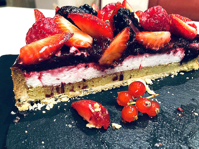 Dessert raffiné : tarte aux fruits rouges, base croustillante, crème fondante pistache, fromage blanc léger et fruits frais nappés