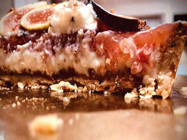 Dessert raffiné aux figues de Solliès et figues blanches, sur fond sablé croustillant, mousse au fromage blanc, praliné pécan et chantilly au sésame noir