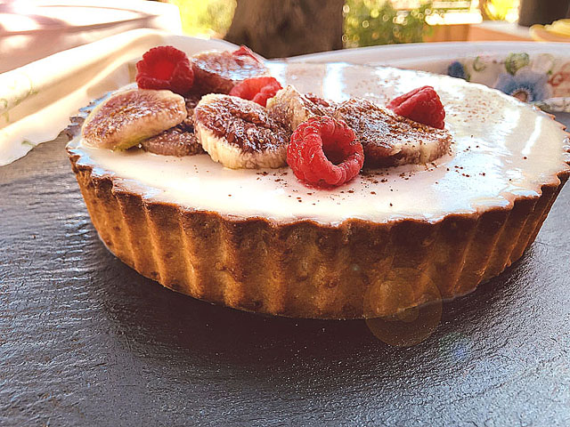 Tarte aux figues de Sollies, pâte sucrée, compotée de figues et framboises, et crémeux de figue à la fleur d'oranger