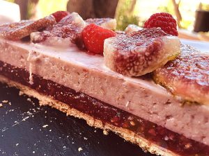 Tarte à la figue violette de Sollies, compotée de figues et de framboises, ,et fleur d'oranger