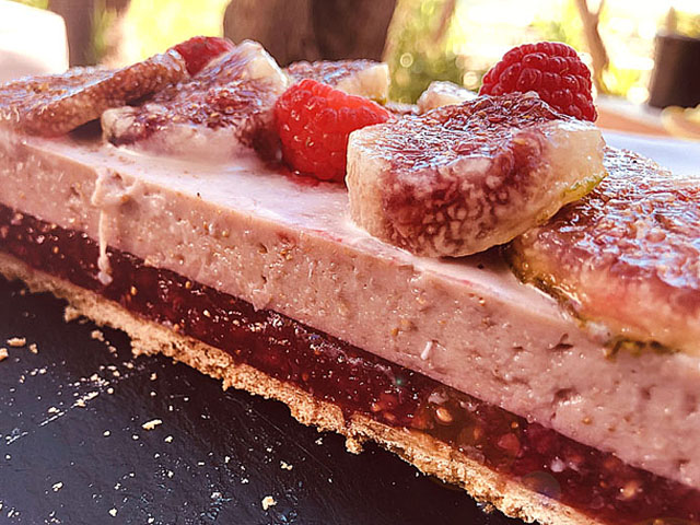 Dessert raffiné aux figues et framboises, fond sablé, compotée acidulée à la fleur d’oranger, crémeux onctueux et glaçage brillant au chocolat blanc