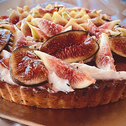 Tarte aux figues violettes de Sollies, praliné pécan, mousse au fromage blanc, compotée de figues sur une pâte sucrée