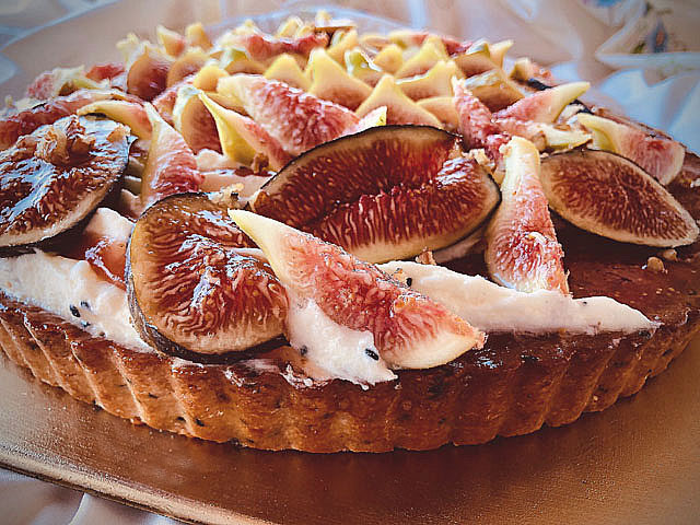 Tarte aux figues violettes de Sollies, praliné pécan, mousse au fromage blanc, compotée de figues sur une pâte sucrée
