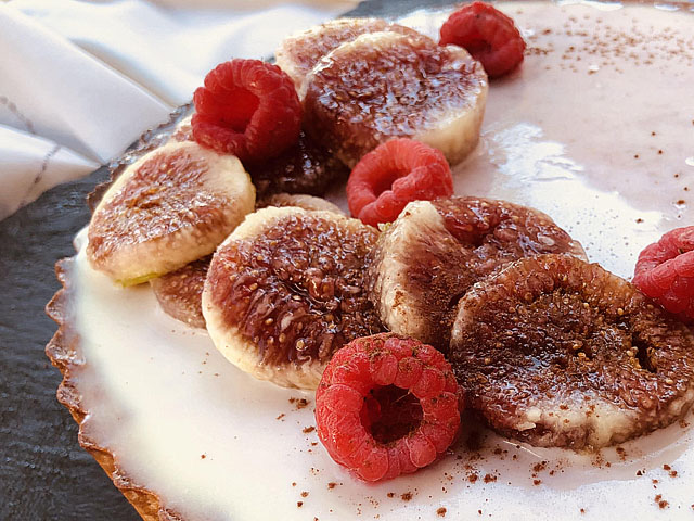 Tarte aux figues violettes et framboises, pâte sablée croustillante, compotée fleur d’oranger, crémeux figue-framboise et glaçage chocolat blanc