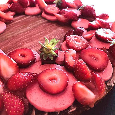Tarte à la rhubarbe, fraises et crème d'amande, namelaka au chocolat Dulcey