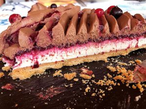 Tarte pâte sucrée au citron, avec mousse crémeuse au fromage blanc, compotée de fruits rouges, et ganache montée au chocolat