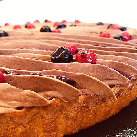Tarte aux fruits rouges, mousse crémeuse au fromage blanc, compotée de fruits, et ganache montée au chocolat