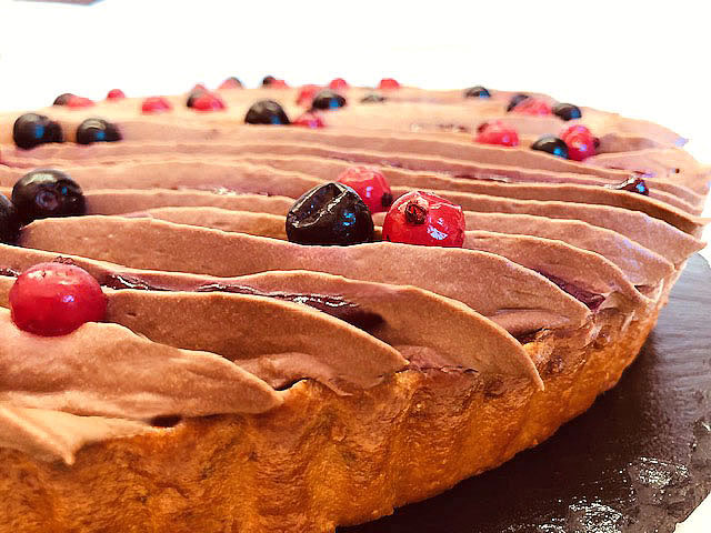 Tarte aux fruits rouges, mousse crémeuse au fromage blanc, compotée de fruits, et ganache montée au chocolat