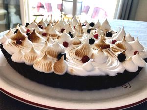 Une délicieuse tarte au nougat et fruits rouges, avec une pâte sucrée au charbon, faite à Hyères par Accro de gâteaux