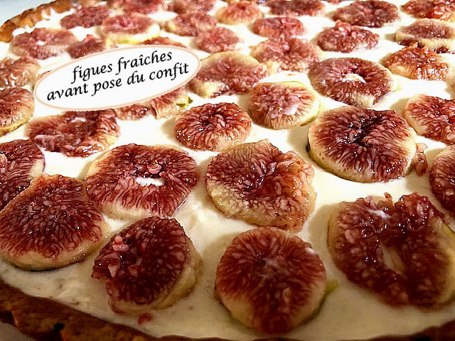 Tarte aux figues fraîches avec pâte sablée au sésame noir, praliné de noix de pécan, mousse au fromage blanc au miel et chantilly légère