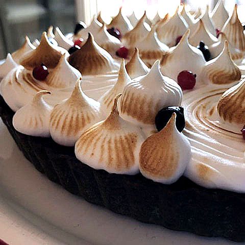 Tarte au nougat de Montélimar, accompagné d'un confit de fruits rouges, surmonté d'une bonne meringue italienne, le tout posé sur une pâte sucrée au charbon végétal