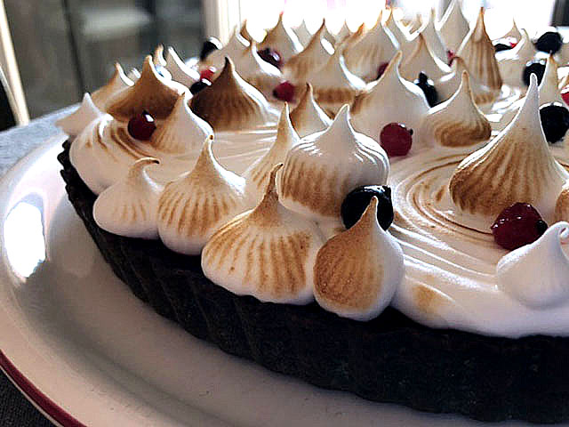 Tarte au nougat de Montélimar, accompagné d'un confit de fruits rouges, surmonté d'une bonne meringue italienne, le tout posé sur une pâte sucrée au charbon végétal
