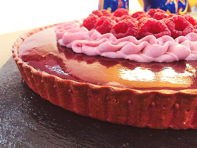 Tarte entremets au vin rouge de Provence sainte marguerite la Londe, framboises namelaka, ganache au chocolat blanc