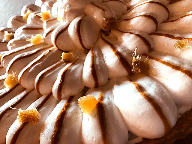 Tarte au gingembre maison avec pâte feuilletée rapide, crème pâtissière au gingembre, meringue italienne et brisures de gingembre confit