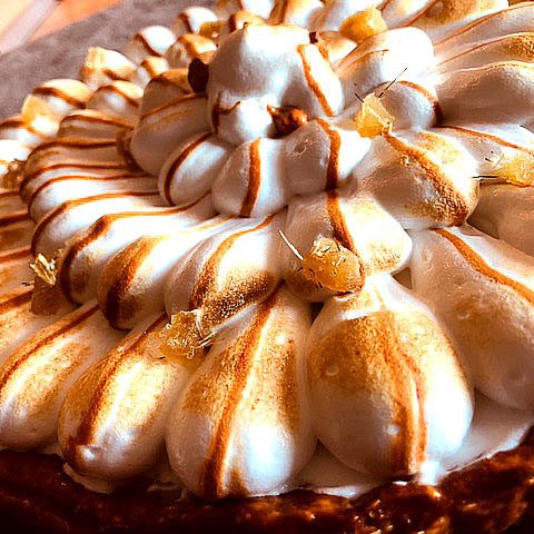 Tarte au gingembre confit, sur une pâte feuilletée rapide, éclats de gingembre et meringue italienne