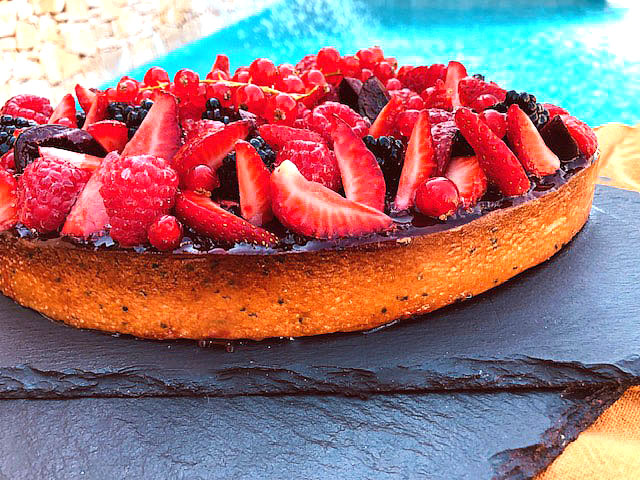 Tarte aux fruits rouges avec pâte sucrée, crème d’amande à la pistache, crème au fromage blanc, compotée acidulée et nappage brillant