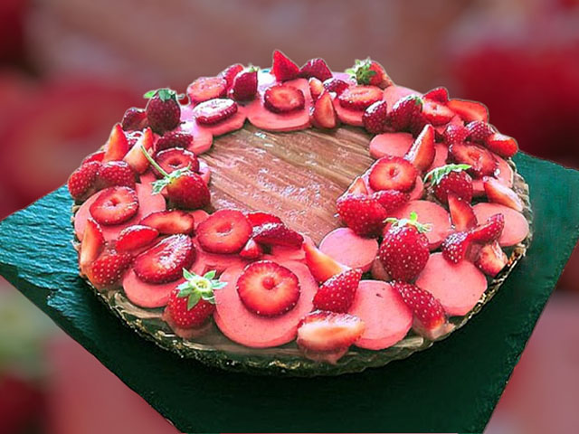 Tarte fraise rhubarbe hibiscus : pâte sucrée, crème d’amande, confit fraise-rhubarbe, disque de rhubarbe et namelaka hibiscus