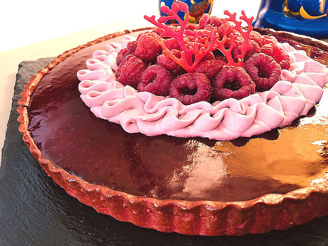 Tarte à la framboise et vin rouge, pâte sucrée à la cannelle, biscuit moelleux, namelaka au chocolat noir et ganache montée aux framboises