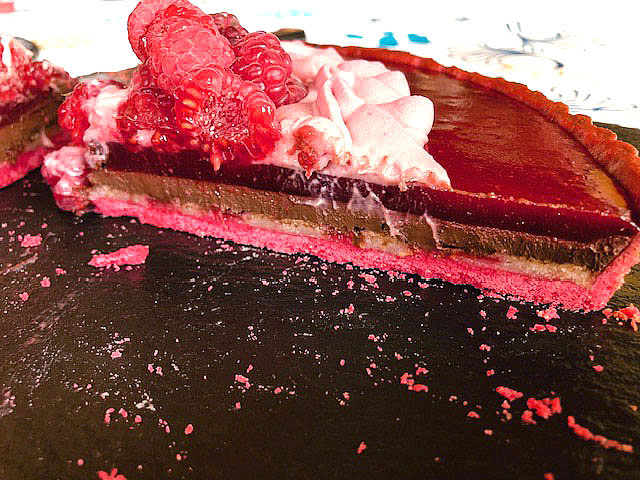 Dessert original : tarte framboise–vin rouge, crème namelaka aux épices, compotée au poivre de Timut et ganache framboise sur fond cannelle