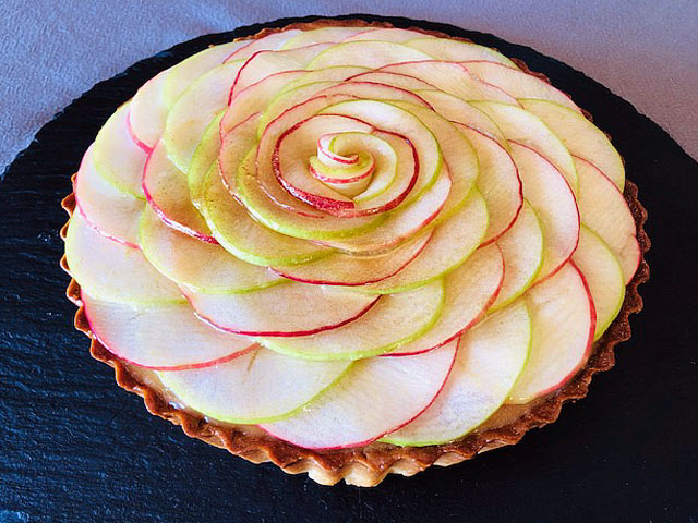 Tarte aux pommes fraiches et insert tarte tatin, dans un crémeux caramel