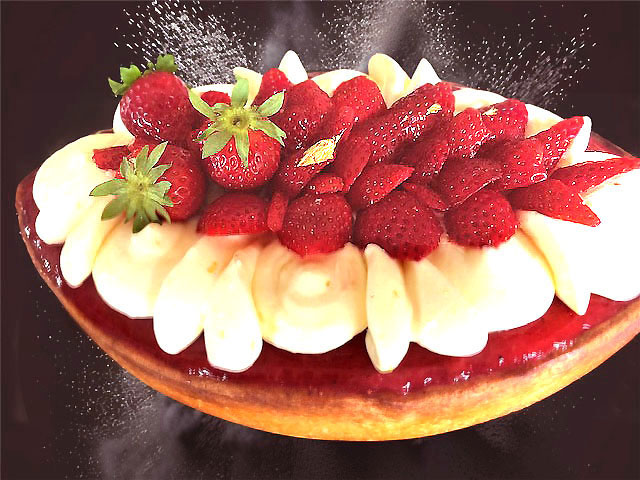 Tarte calisson aux fraises et citron : pâte sucrée au zeste, crémeux calisson, mousse légère, compotée de fraises et curd citron