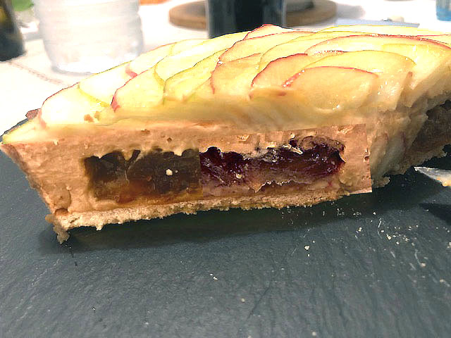 Tarte aux pommes revisitée : pâte sucrée aux amandes, insert de pommes caramélisées, crémeux caramel et spirale de pommes fraîches