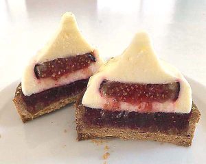 Tarte aux figues noires, compotée de citron vert et jaune, compotée de figues