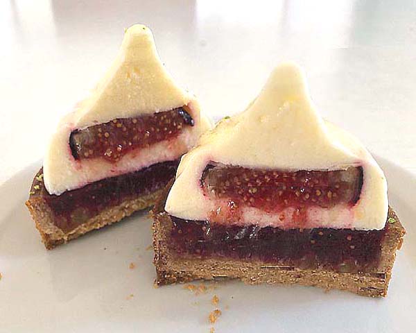 Tartelette figue citron : pâte sucrée croustillante, crème de noisette, compotée de figues au miel et dôme de bavaroise citron