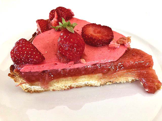Dessert printanier aux fraises et rhubarbe : tarte artisanale avec crème d’amande, compotée fruitée et ganache hibiscus chocolat blanc