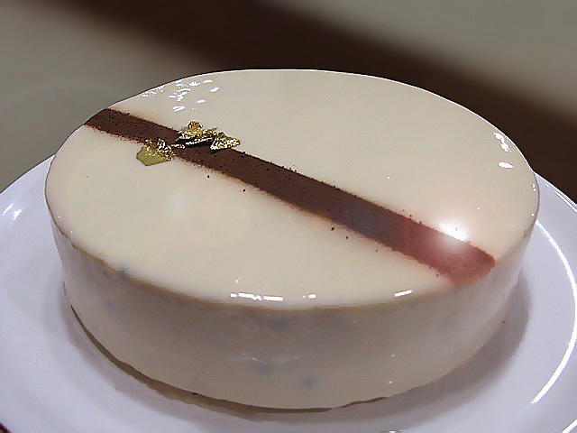 Entremets passionata à la mousse de fruit de la passion, et mousse fraise, le tout posé sur un onctueux biscuit Sacher au chocolat et recouvert d'un glaçage miroir