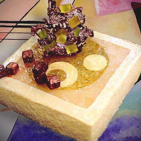 entremets, bavarois à la poire, macérée dans la badiane, et cardamome, dans un bon gâteau à la mousse au miel de fleur et croustillant au chocolat