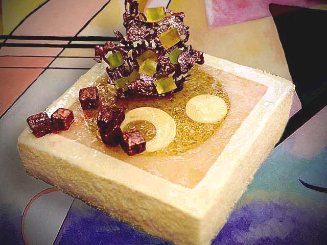 entremets, bavarois à la poire, macérée dans la badiane, et cardamome, dans un bon gâteau à la mousse au miel de fleur et croustillant au chocolat