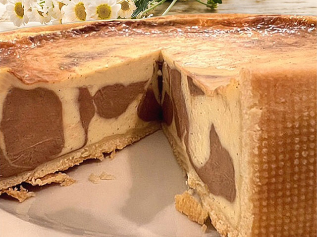 Découpe du flan marbré chocolat tonka, cœur fondant, marbrures vanille-chocolat et base croquante à la vergeoise