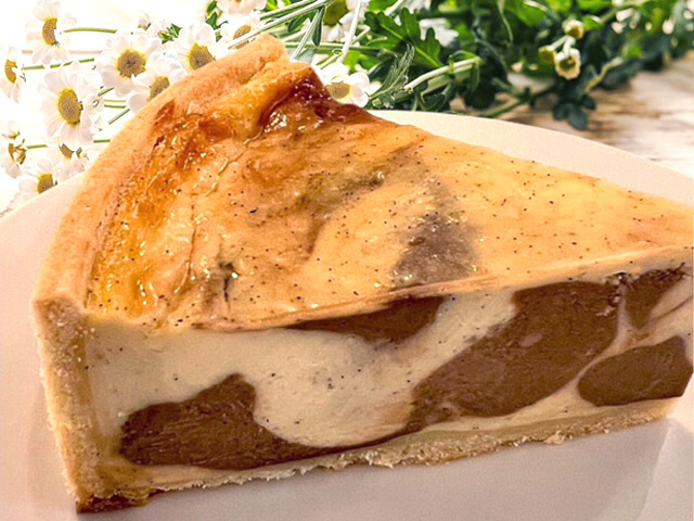 Flan pâtissier marbré chocolat vanille à la fève tonka sur pâte sucrée vergeoise, dessert artisanal fondant et parfumé