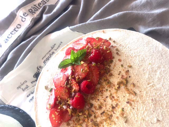 Entremets festif aux saveurs fruitées et gourmandes : framboise, pistache en textures variées et mousse vanille légère sur biscuit dacquoise