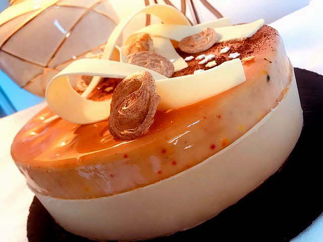 Entremets passion framboise, biscuit chocolat fève de Tonka, glaçage