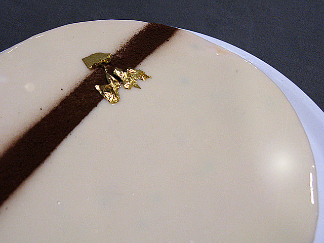 Dessert raffiné, entremets passion framboise au biscuit Sacher