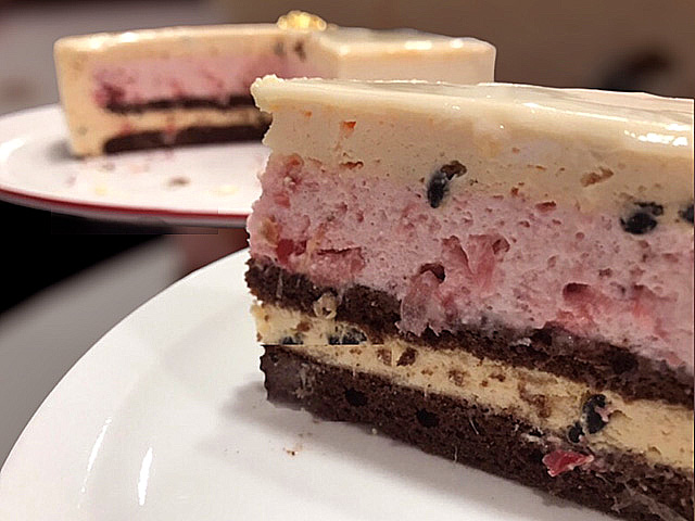 Entremets passion framboise et biscuit Sacher, glaçage miroir chocolat blanc