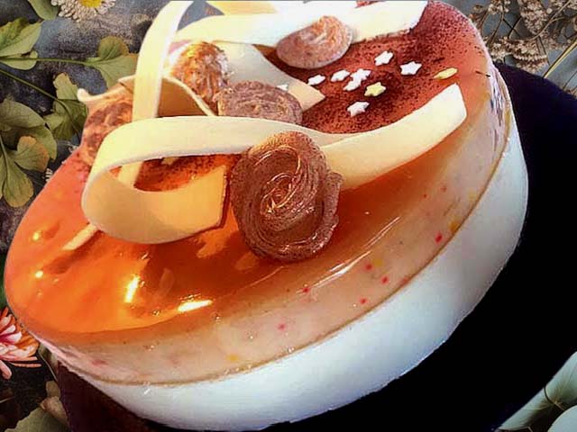 Un merveilleux gâteau propice à un anniversaire. Composé d'un onctueux biscuit au chocolat et amandes, d'un crémeux exotique passion, d''une mousse à la framboise, le tout enveloppé dans une douce mousse à la fève de Tonka