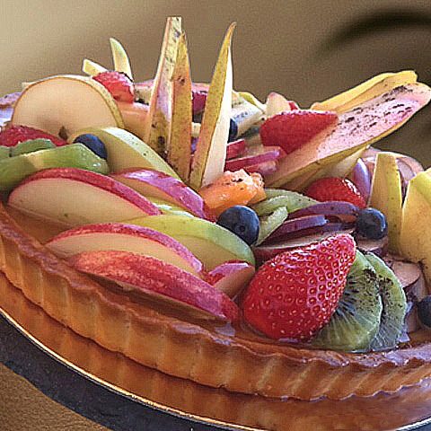 Tarte de saison aux fruits, frais, posés sur une onctueuse crème diplomate à la vanille et une pâte sucrée croustillante