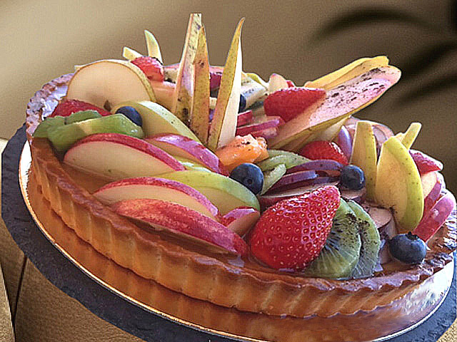 Tarte de saison aux fruits, frais, posés sur une onctueuse crème diplomate à la vanille et une pâte sucrée croustillante