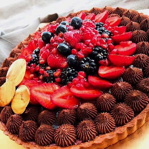 Une magnifique tartes d'été, aux fruits rouges accompagnée d'une ganache montée au chocolat noir, qui recouvre une douce compotée de fruits rouges et noirs