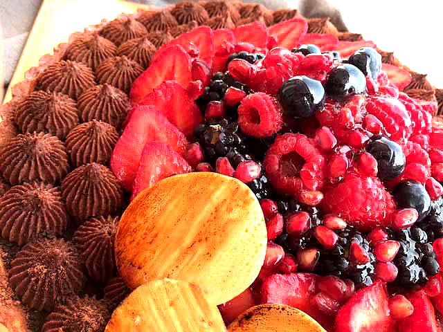 Dessert élégant : tarte aux fruits rouges composée d’une pâte sucrée fondante, d’une mousse aérienne, d’une ganache chocolat noir et d’un nappage discret