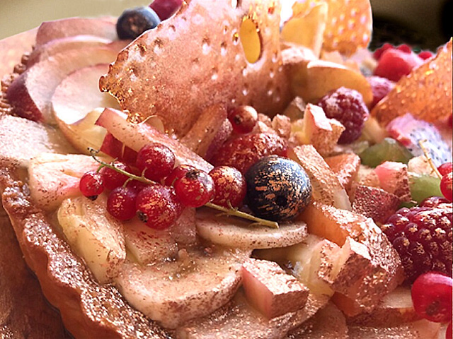 Délice fruité toute saison : tarte artisanale avec crème diplomate et assortiment de fruits frais sur fond croustillant