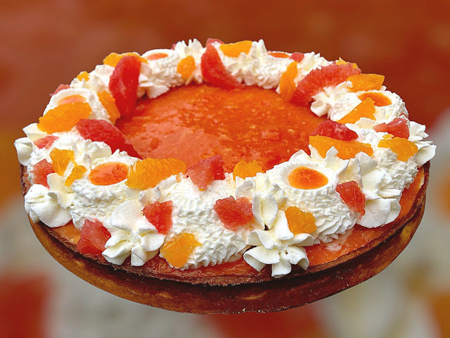 Tarte d’exception aux agrumes et litchi, avec pâte sablée, biscuit moelleux aux litchis, mousse pamplemousse-mandarine, compotée fruitée et namelaka chocolat blanc-tonka