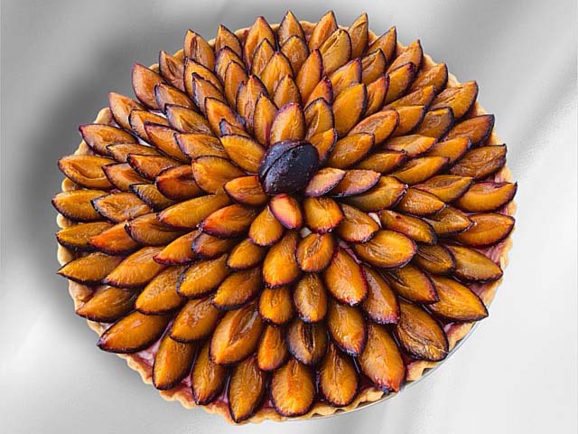 Ingrédients pour tarte aux prunes : pâte sucrée, crème pâtissière, prunes fraîches de Lorraine