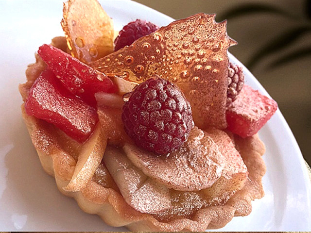 Été comme hiver, une tarte aux fruits raffinée : pâte sucrée maison, crème onctueuse et fruits savoureux