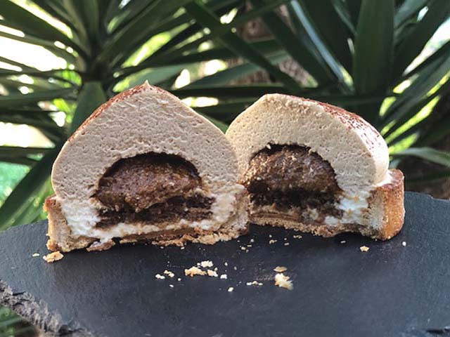 Tartelettes Tiramisu au café avec ganache chocolat blanc, praliné café, biscuit cuillère imbibé de punch et appareil Tiramisu aérien – dessert raffiné et gourmand mêlant douceur et intensité.