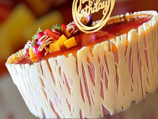 Gâteau d’anniversaire fraise mangue passion vanille, glaçage brillant et décoration fruitée